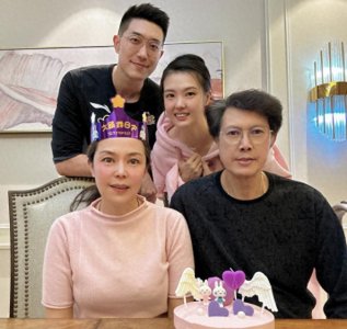 ​张常宁一家四口再同框！母亲53岁生日像35，父亲年过花甲精神抖擞