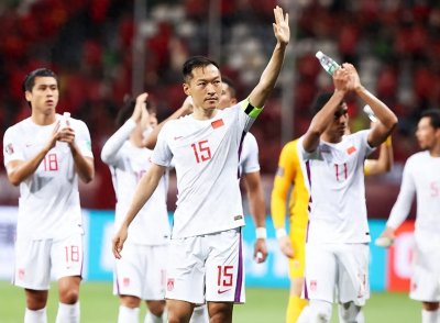 ​男足吴曦现身街头跑步，穿队服发型精致，网友：真不怕被丢鸡蛋