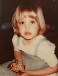 ​安吉丽娜·朱莉：从叛逆少女到联合国亲善大使，辉煌而灿烂的人生